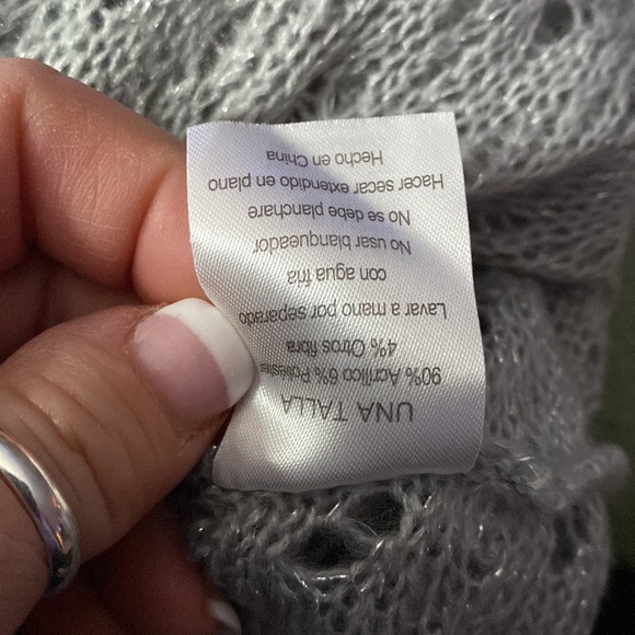 Gorgeous lightweight gray/sparkly infinity scarf EUC! (22” x 72”). - Picture 4 of 7